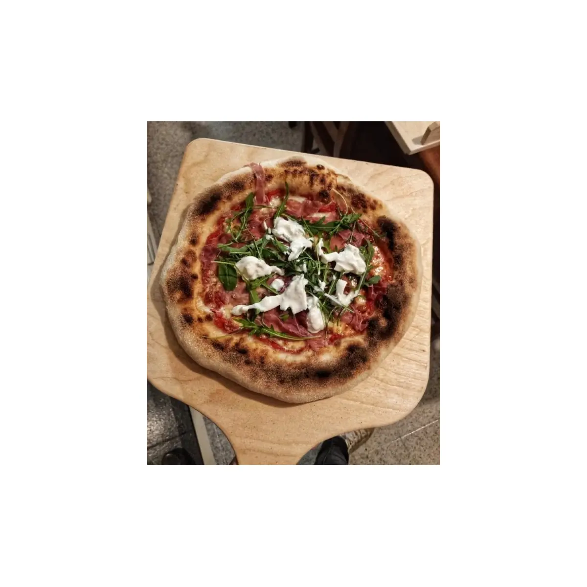 Pizza con cornicione alto con pasta madre chenabura