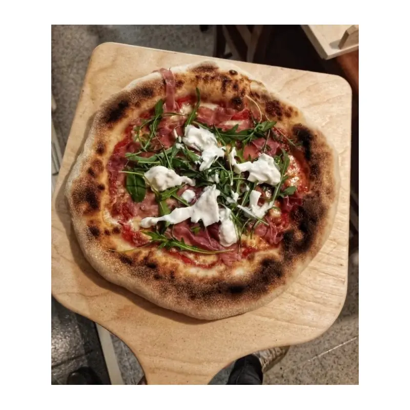 Pizza con cornicione alto con pasta madre chenabura